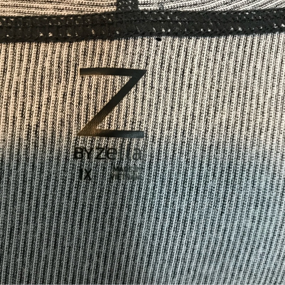 Zella gray and white striped hooded workout top size 1X - Picture 4 of 4